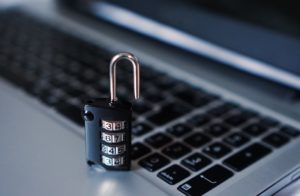 Phishing : petit guide des "mauvaises pratiques" Les données sont précieuses et les pirates le savent. Elles sont d’autant plus vulnérables que leur volume augmente et avec lui, les risques de phishing. Qui n’a pas été trompé par l’apparence légitime d’un email frauduleux ou d’un site falsifié ? Les cybercriminels redoublent d’imagination pour passer sous les radars, soustraire des informations personnelles et détourner des comptes. C’est encore plus facile lorsque les barrières de sécurité sont levées et la porte grande ouverte …